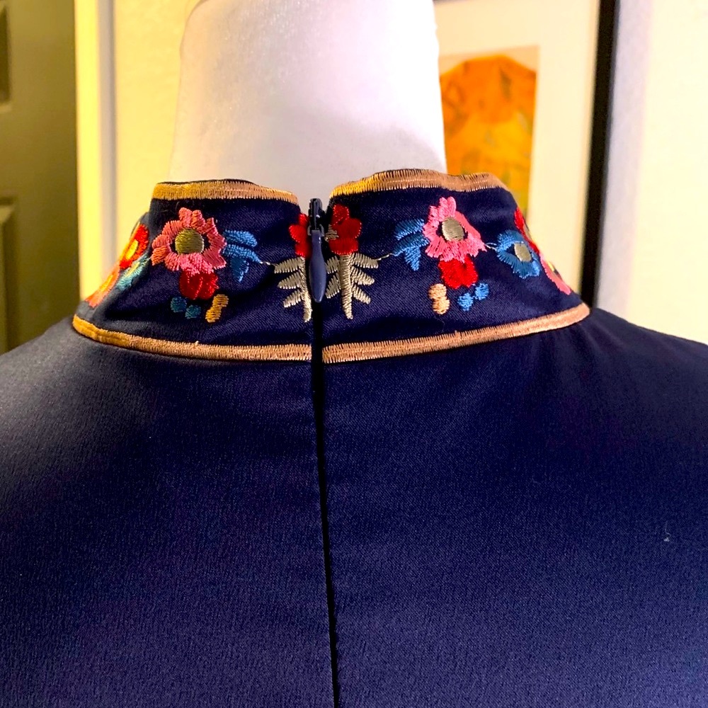 Embroidered Sheath Cheongsam - Picture 6 of 9